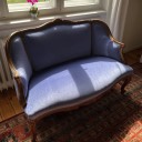 Antikes blaues Sofa mit Holzrahmen