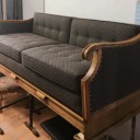 Dunkelgraues Sofa mit Kissen und Holzrahmen