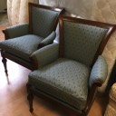 Zwei hellblaue Sessel mit Muster