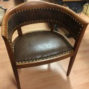Brauner Sessel mit Nieten