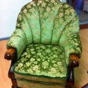 Grüner Sessel mit Blumenmuster