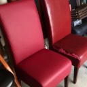 Zwei rotbraune Stühle