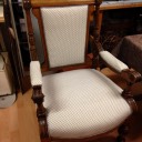 Weißer Stuhl mit Holzrahmen