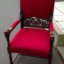 Roter Stuhl mit Schnitzereien