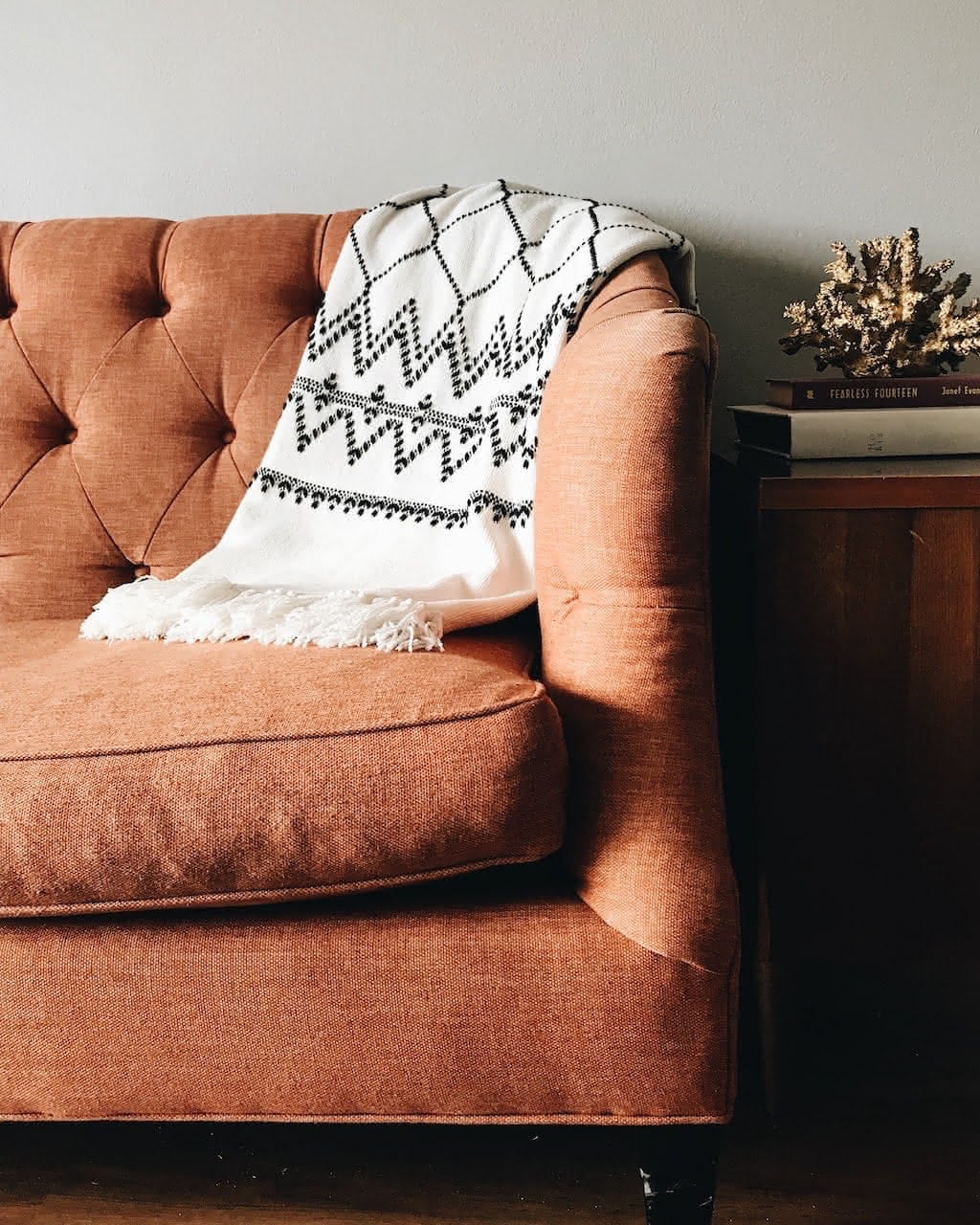 Braunes Sofa mit Decke